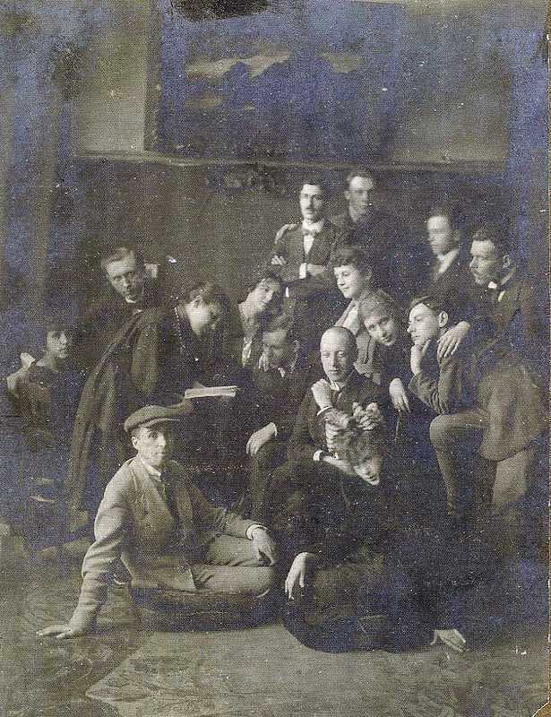 Гумилев с учениками, кружок Звучащая раковина 1921.jpg