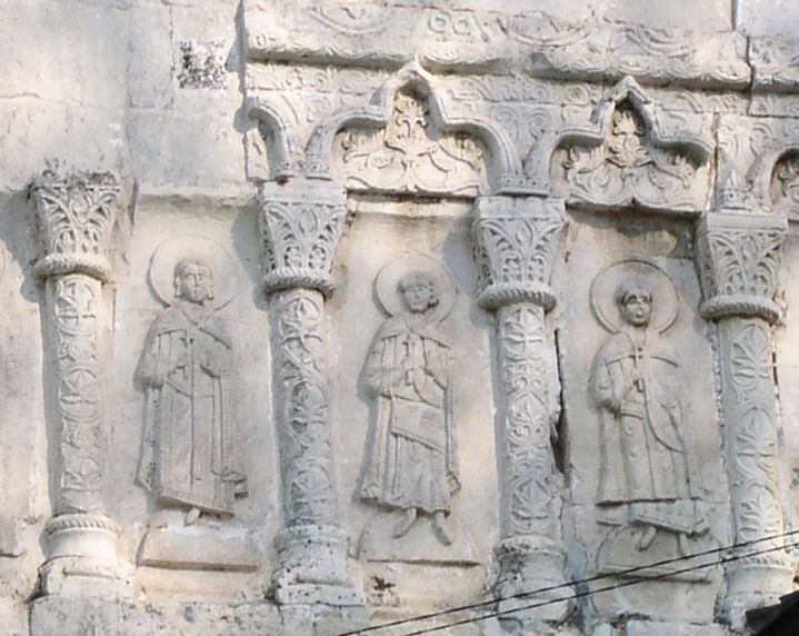 Юрьев-Польский._Георгиевский_собор._Аркатурно-колончатый_пояс.jpg