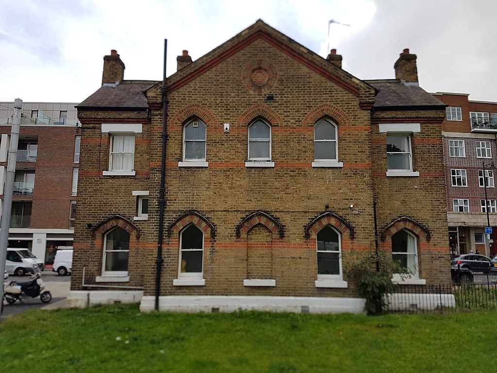 анг1024px-The_Lodge_Clapham_Old_Town_-_Old_Fire_Station.jpg