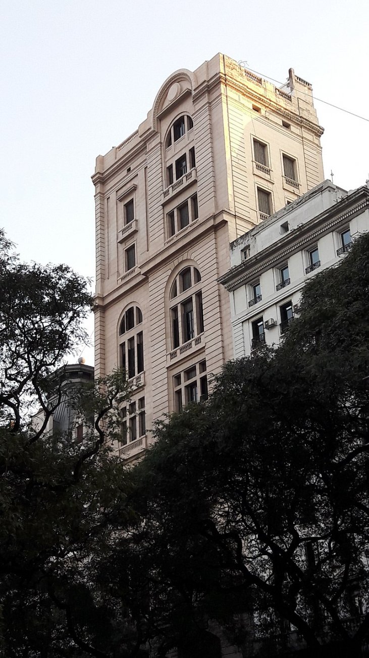 арг800px-Edificio_AGN_desde_Avenida_Alem.jpg