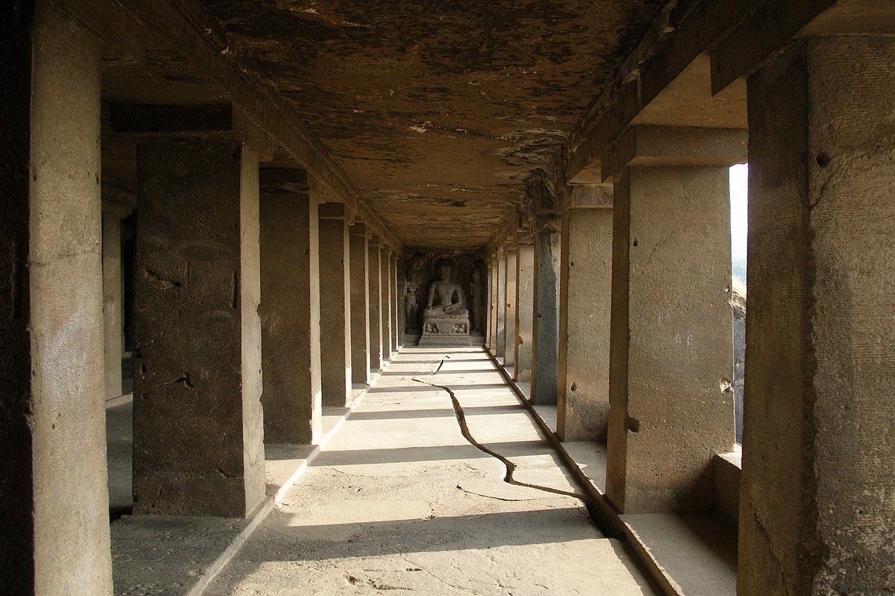 будEllora_Caves,_India,_Pillared_hall,_Ancient_Buddhist_temple.jpg
