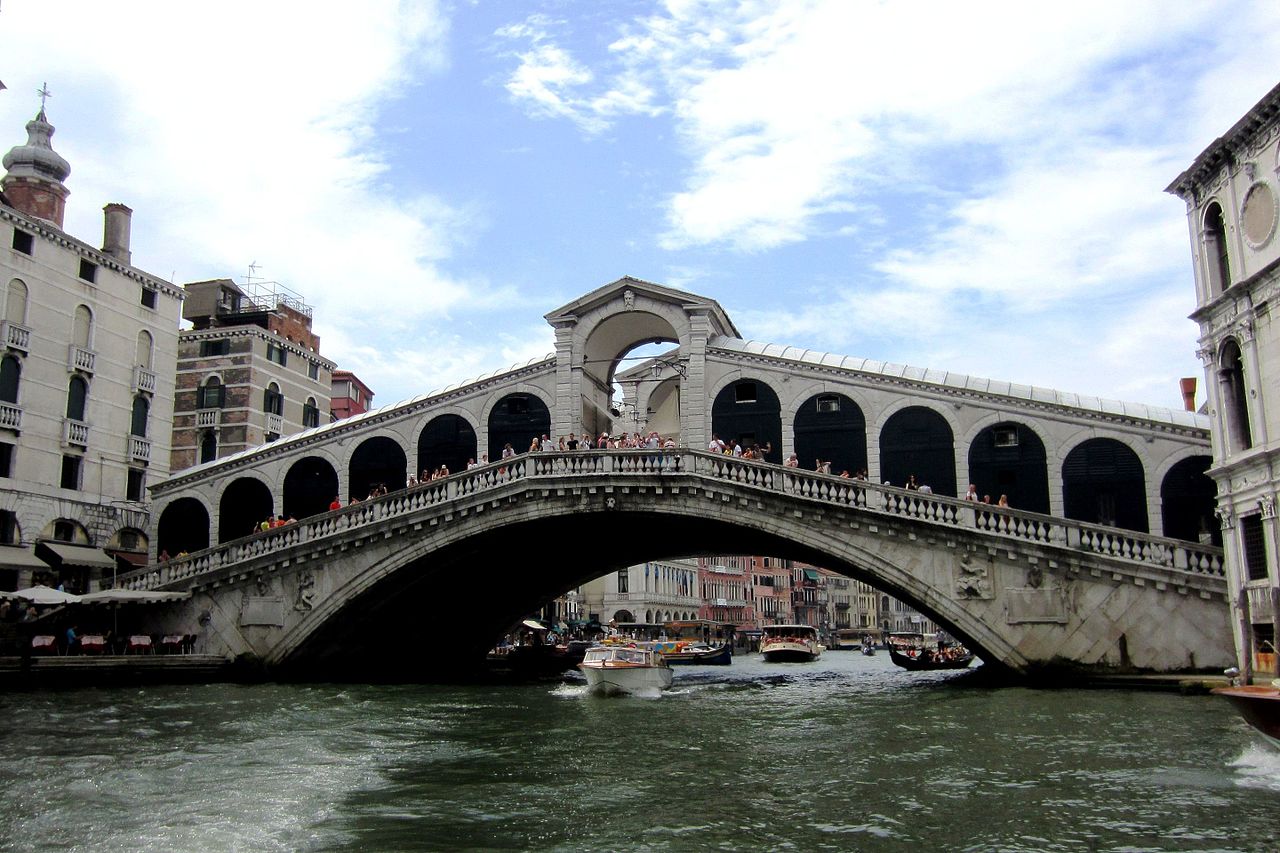 венецDie_Rialtobrücke_verbindet_das_Sestiere_San_Marco_mit_San_Polo_-_panoramio.jpg