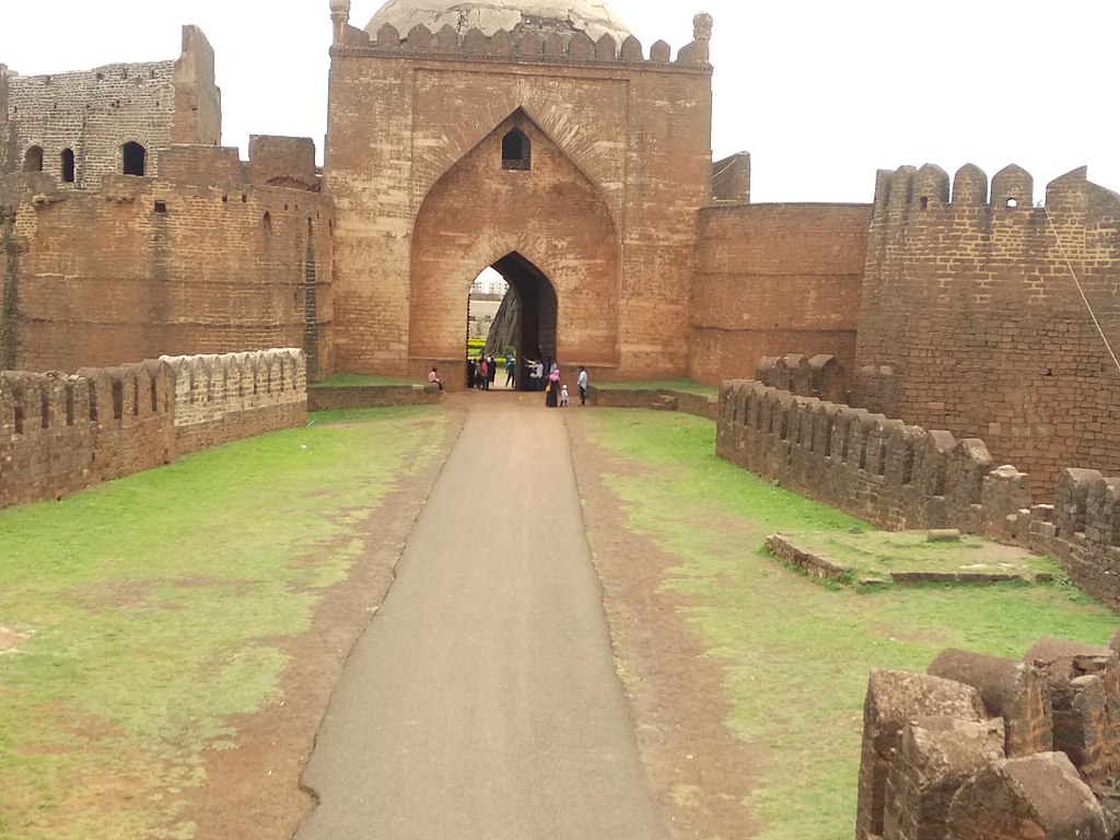 индия1024px-Bidar_fort_main_gate.jpg