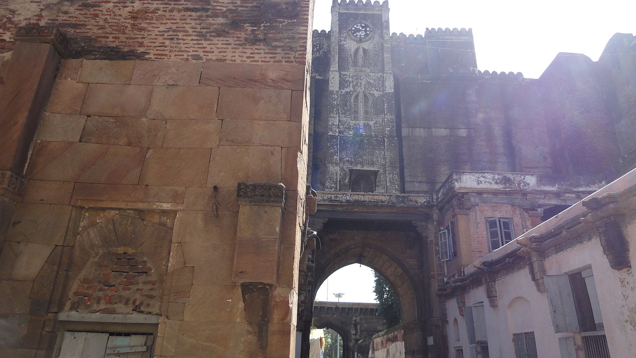 инд гуджарат 1280px-Bhadra_Fort_Ahmedabad.jpg