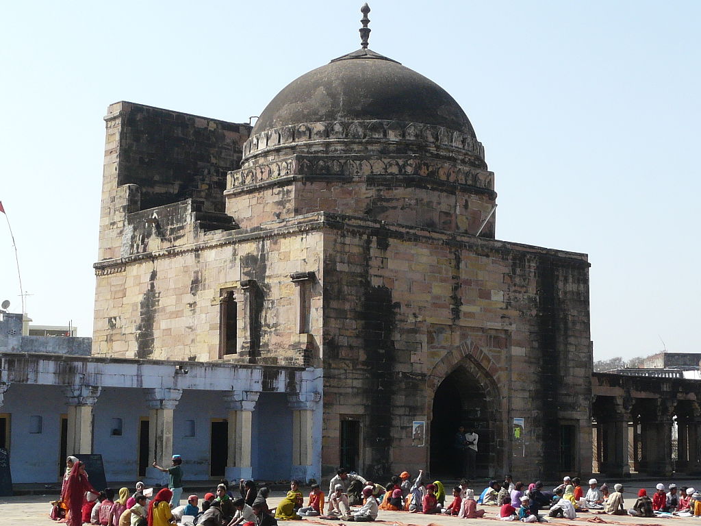 инд джаунпурMadrasa_and_mosque_entrance,_Jama_Masjid,_Jaunpur.jpg