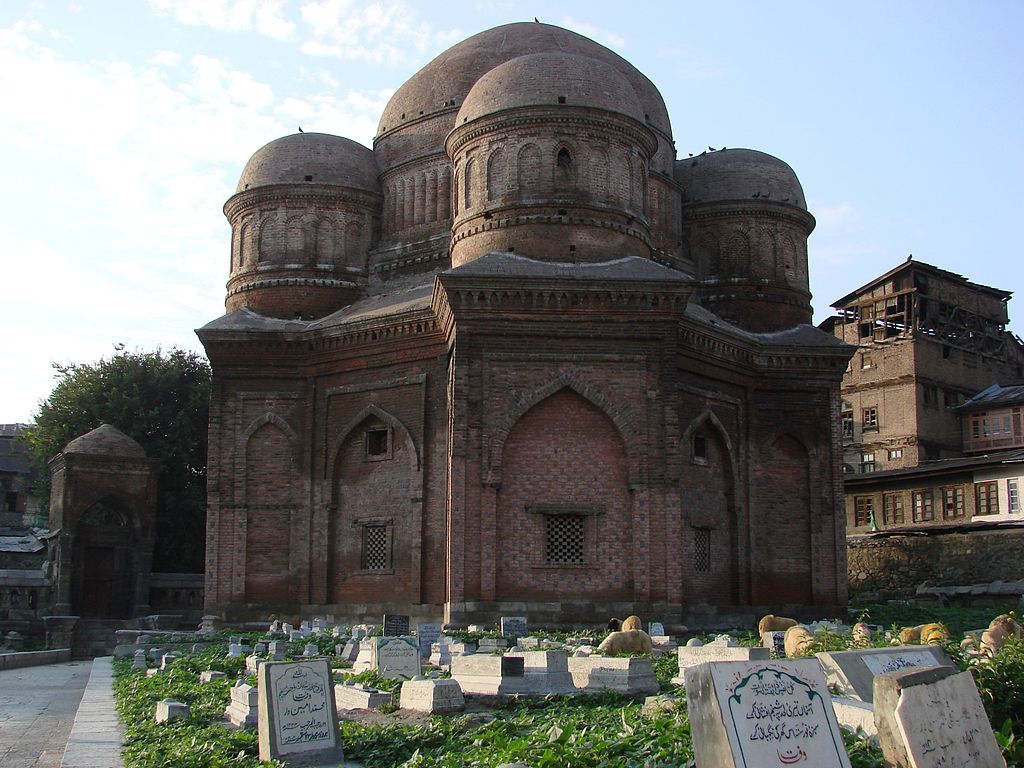 инд кашмир Tomb_of_the_Mother_of_Zain-ul-Abidin.jpg