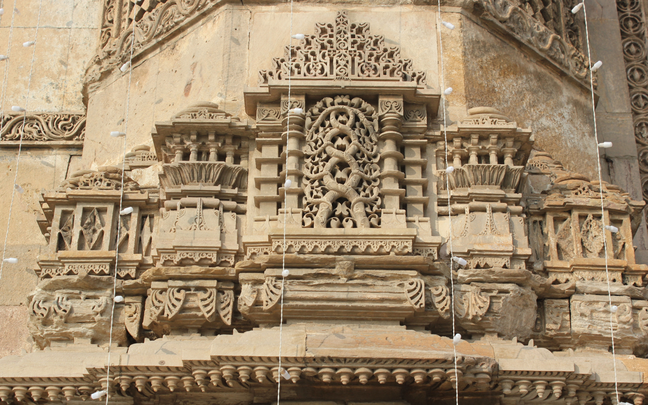 индIntricate_carving_on_Minars_of_Jama_Masjid,_Ahmedabad_(16070780073).jpg
