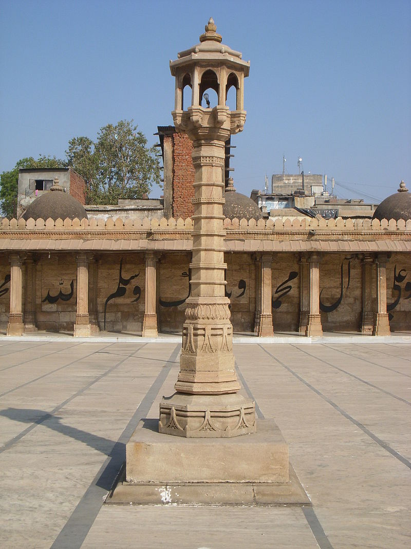 индLight_Pole_at_Jami_mosque.JPG
