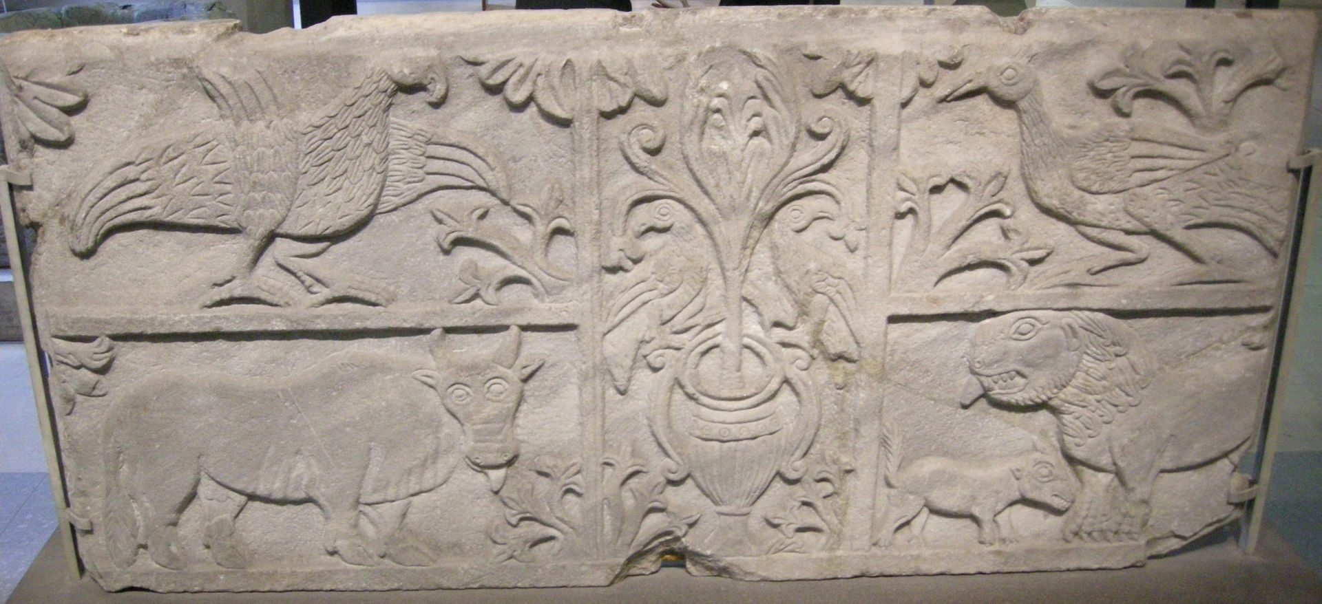 ит Arte_longobarda,_VIII-IX_secolo,_antependium_con_lelementi_veghetali_e_animali_simbolici.JPG