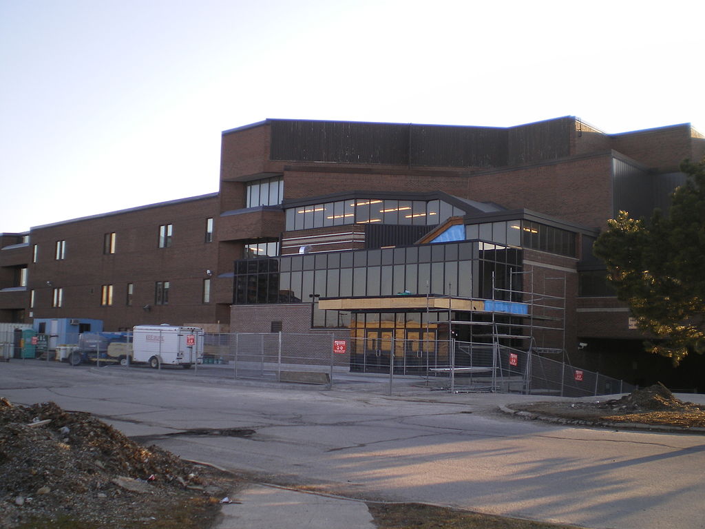 канада1024px-Saunders_Secondary_-_East_040208.jpg