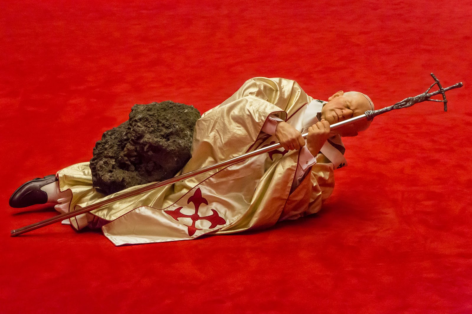 кателанаMaurizio-Cattelan-03.jpg