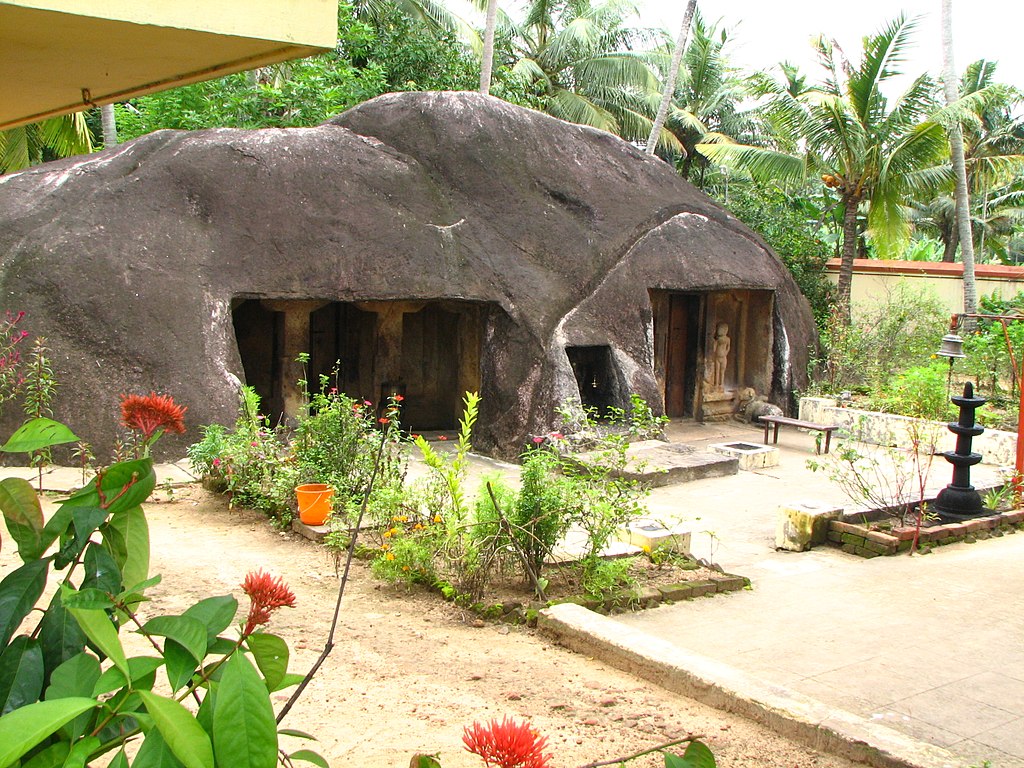 керала 1024px-Kottukkal_Rock_-cut-cave_Temple_kollam_03.jpg