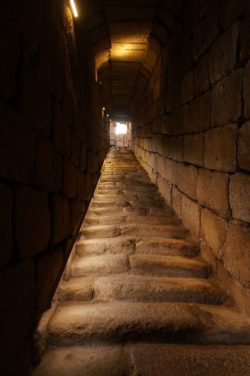 мерида 800px-Fortress_cistern_-_Sloping_passageway_from_the_ground_level_to_the_cistern.jpg