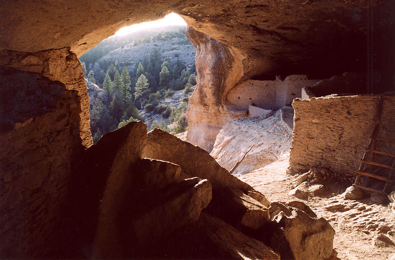 мимбрес 1280px-GilaCliffDwellings_Interior.jpg