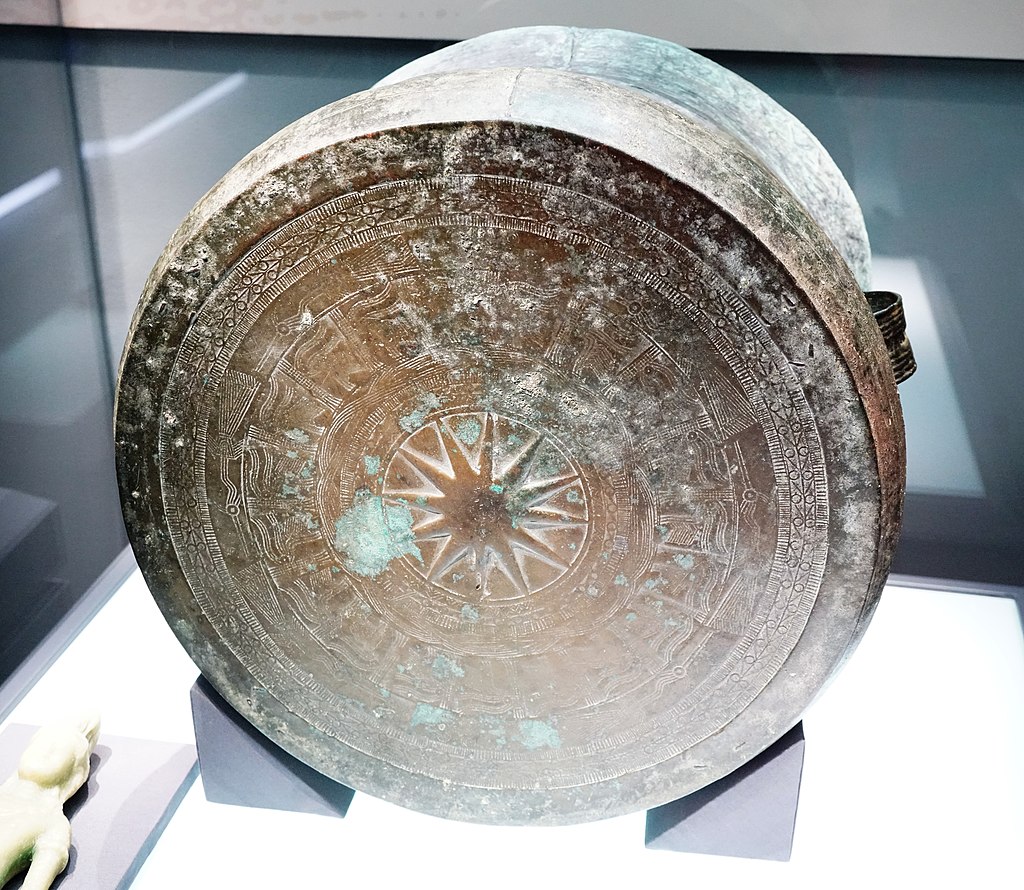 наьчжао1024px-遵义型铜鼓_云博.jpg
