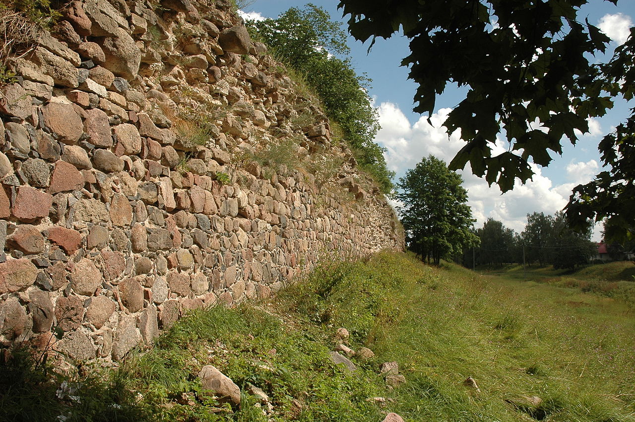 новгород гдов1280px-Gdov.Kremlin_wall.20100803.DSC_0594.jpg