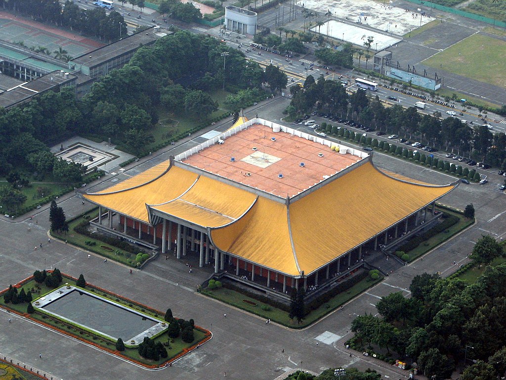 тайвSYS_Memorial_Hall_view_from_Taipei_101_20070801.jpg