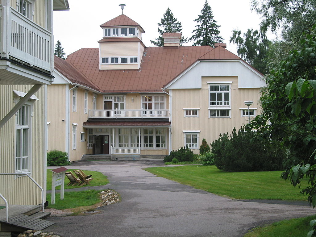 фин1024px-Raudaskylän_Kristillisen_Opiston_pihalta.jpg