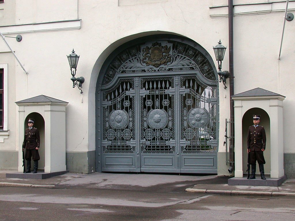 цирулис 1024px-Entrance_Rigas_pils_Riga.jpg