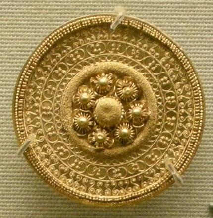этруск Arte_etrusca,_orecchino_d'oro_con_filigrana,_530-500_ac..JPG