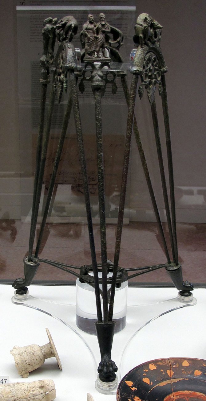 этр Tripode_a_verghette_con_coppie_di_figure_e_animali_in_lotta,_500-490_ac._2.JPG