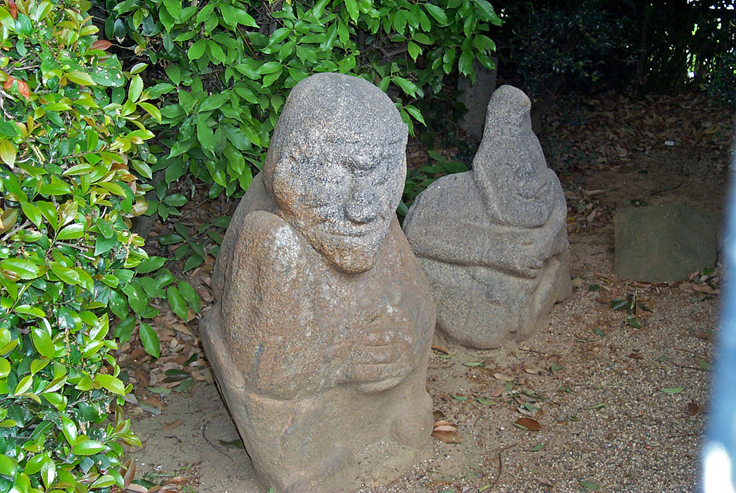 吉備姫王墓_猿石_1-2_-_panoramio.jpg