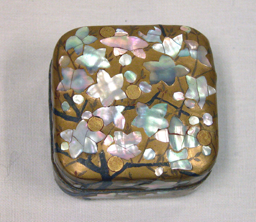 江戸時代_琳派_梅蒔絵螺鈿香合-Incense_Box_with_Flowering_Plum_.jpeg