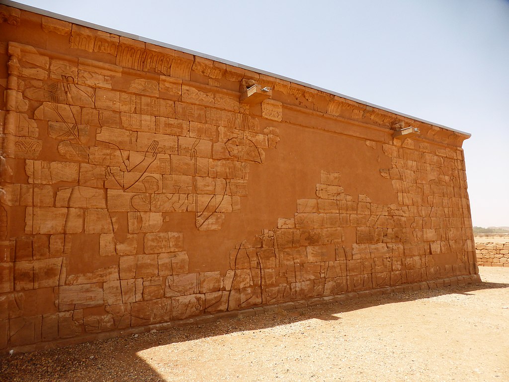 1024px-Apedemak_temple_in_Musawwarat_es-sufra_(2)_(33736941890).jpg