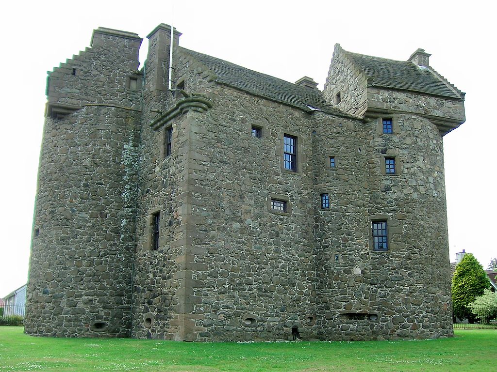 1024px-Claypotts_Castle.jpg