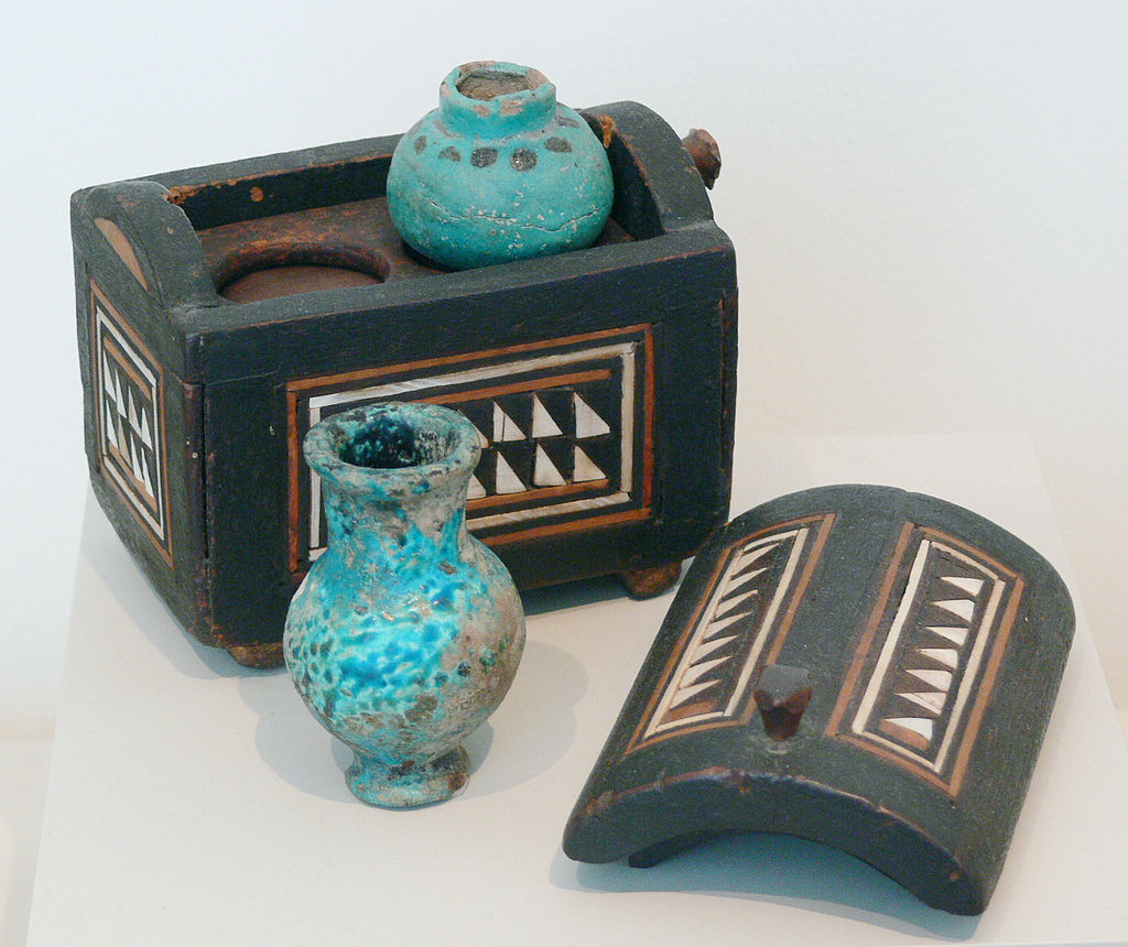 1024px-Cosmetics_case_Egypt.jpg