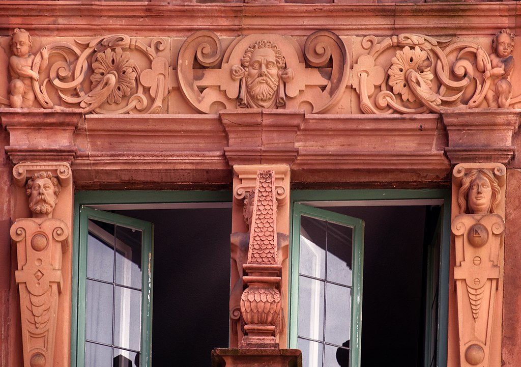 1024px-Das_älteste_noch_erhaltene_Haus_in_Heidelberg._05.jpg