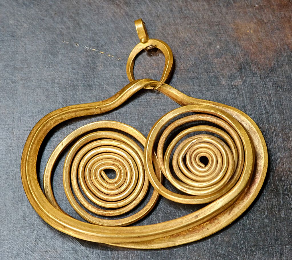 1024px-Earring_Mycenae_Louvre_Bj135.jpg