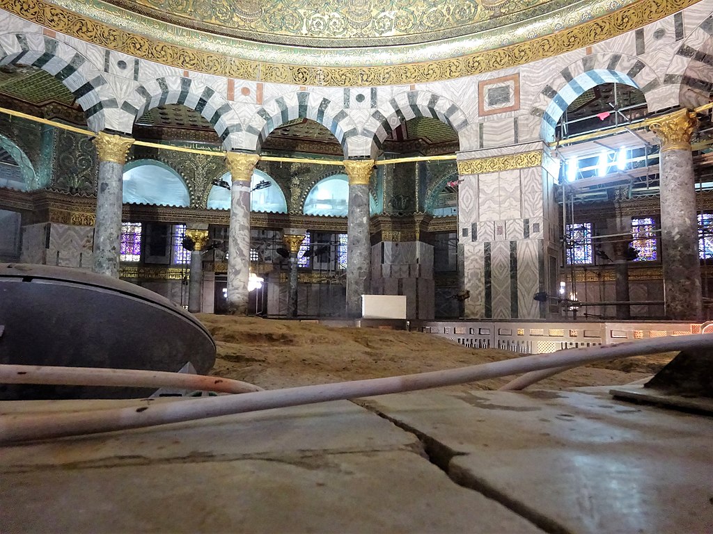 1024px-Foundation_stone_on_Dome_of_Rock_(2018)_2.jpg