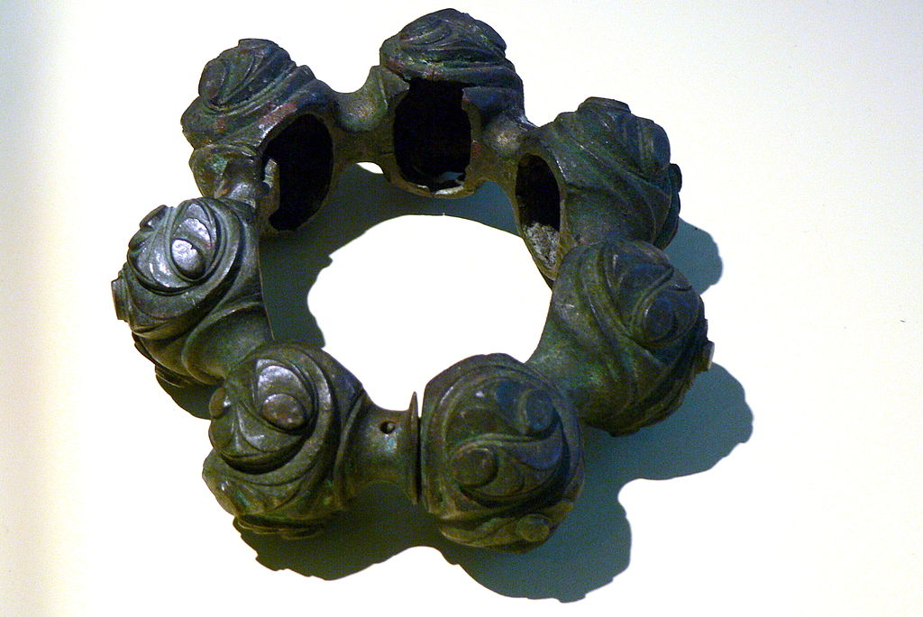 1024px-GNM_-_La_Téne_Hohlbuckelring.jpg
