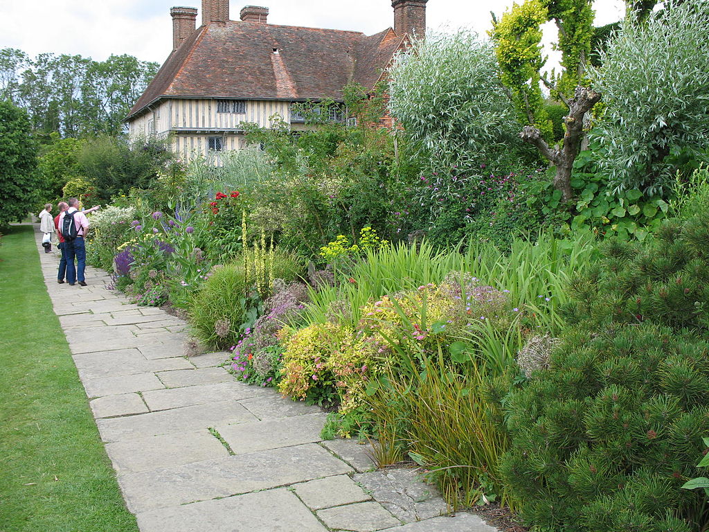 1024px-Great_Dixter1ANNTIN.jpg