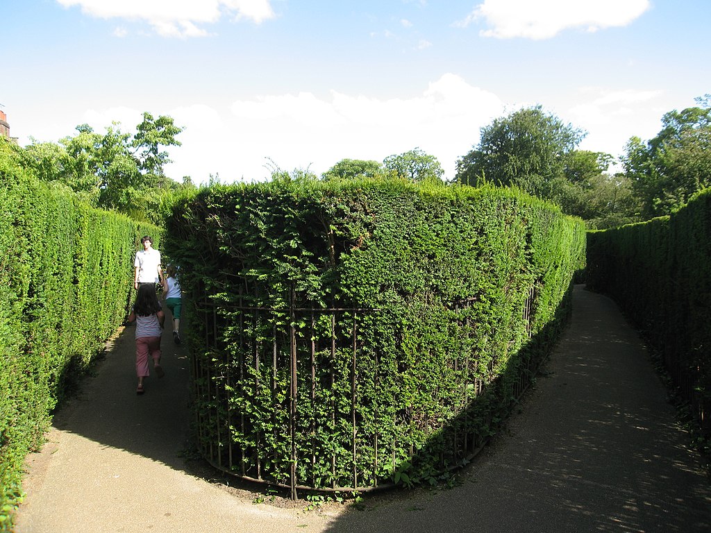 1024px-Hampton_Court_hedge_maze.jpg