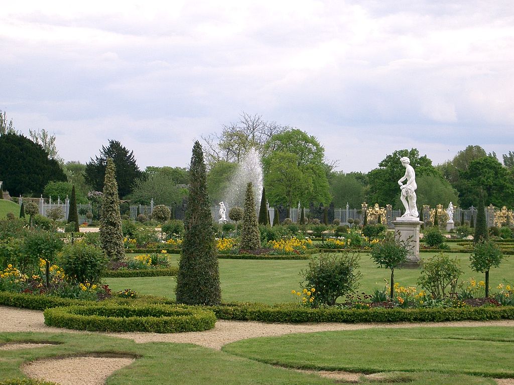 1024px-Hampton_Court_Palace_Gardens.jpg