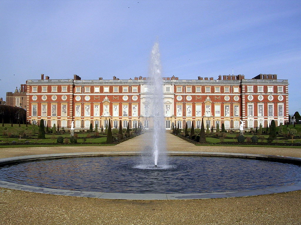 1024px-Hampton_Court_Palace_South_Facade_-_geograph.org.uk_-_1690424.jpg