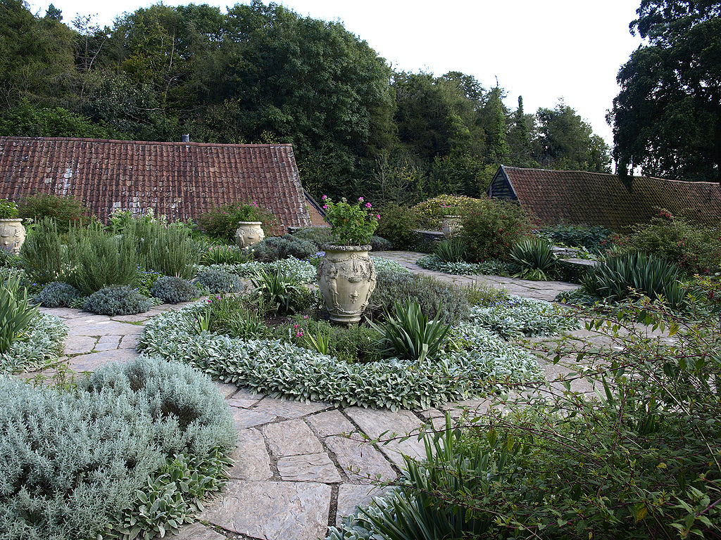 1024px-Hestercombe_Dutch_Garden1.jpg