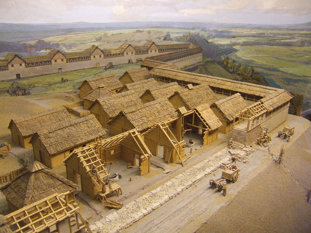 1024px-Heuneburg_(Diorama_-_Ausschnitt_im_Heuneburg-Museum,_Hundersingen) 6до.JPG