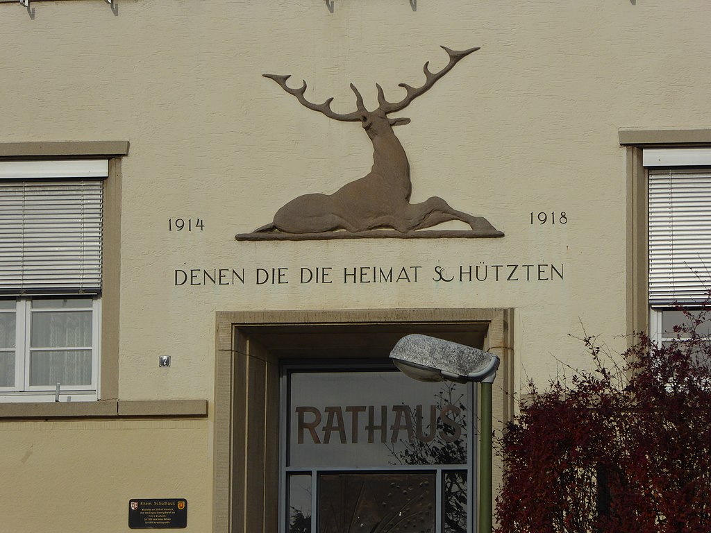 1024px-Hirschlanden_Rathaus_Zementgussrelief_Hirsch_1929_Fritz_von_Graevenitz_P1150473.jpg