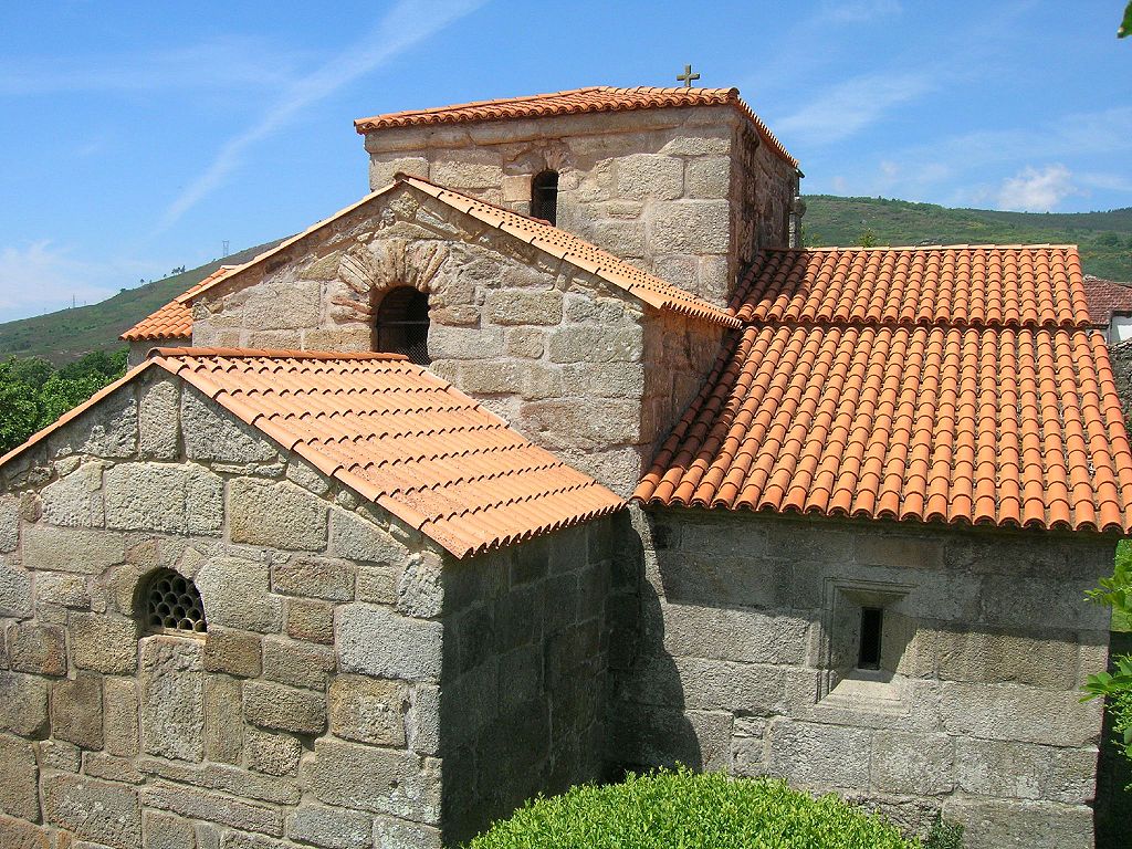 1024px-Iglesia_de_Santa_Comba_de_Bande1.jpg