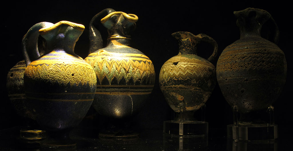 1024px-Manifattura_fenicia_o_rodia,_unguentari_in_paste_vitree,_450-250_ac._ca._08.JPG