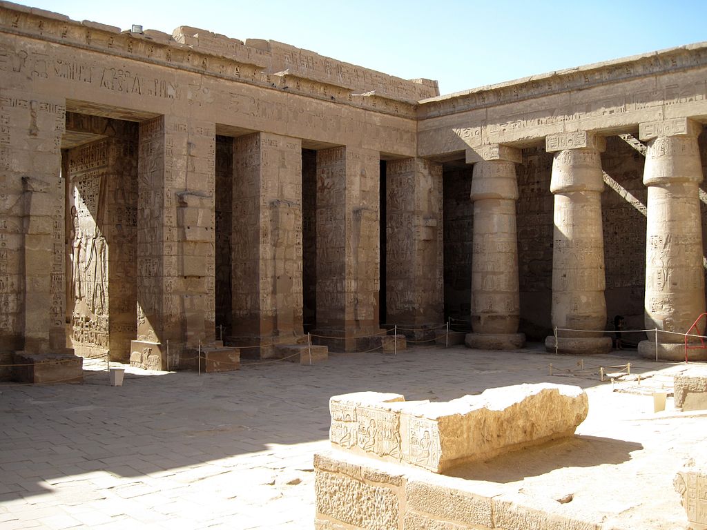 1024px-Medinet_Habu_Ramses_III._Tempel_24.JPG