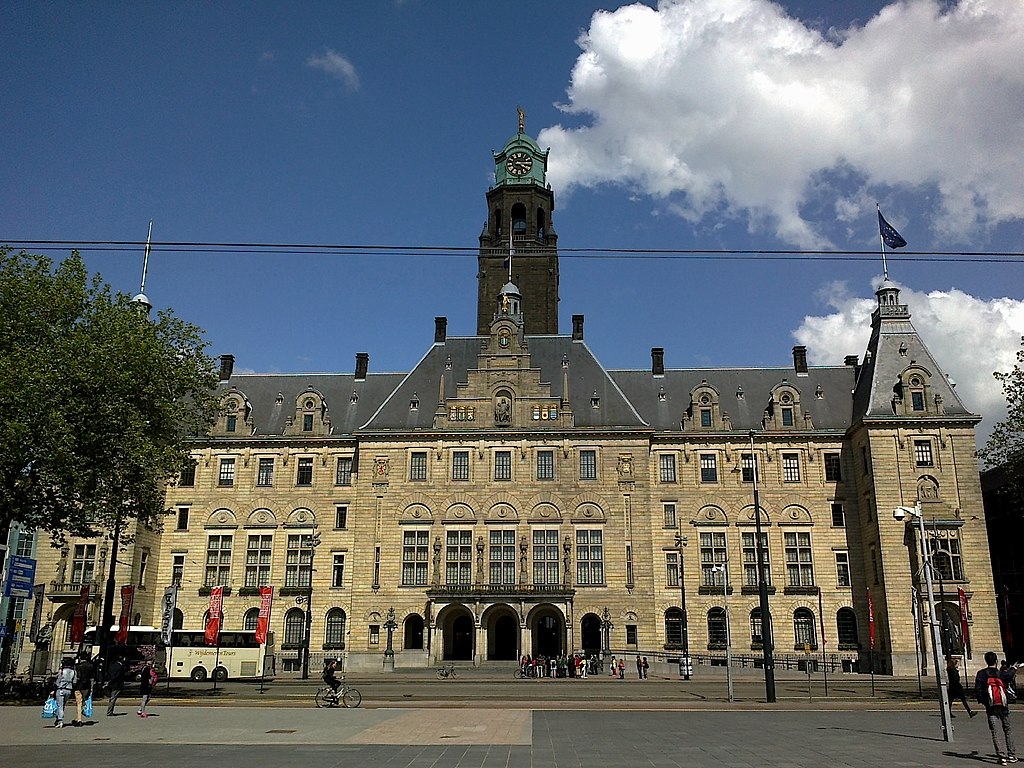 1024px-Pays-Bas_Rotterdam_Stadhuis_-_panoramio.jpg