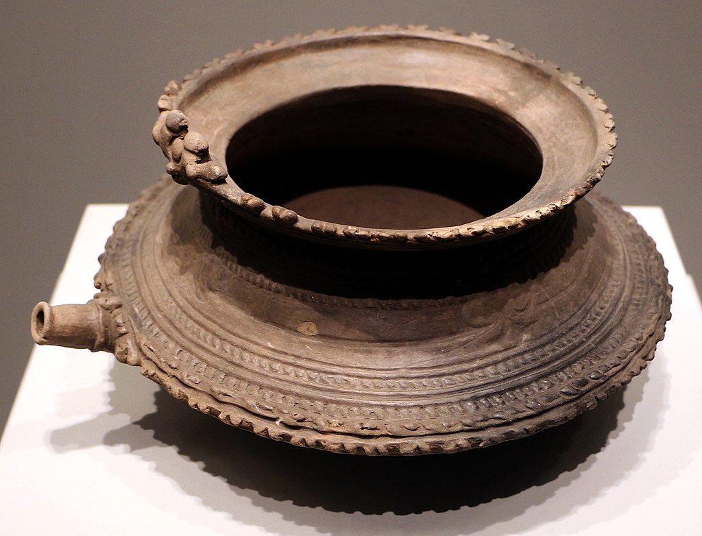 1024px-Periodo_jomon_finale,_contenitore_con_germogli,_1000-300_ac_ca.jpg