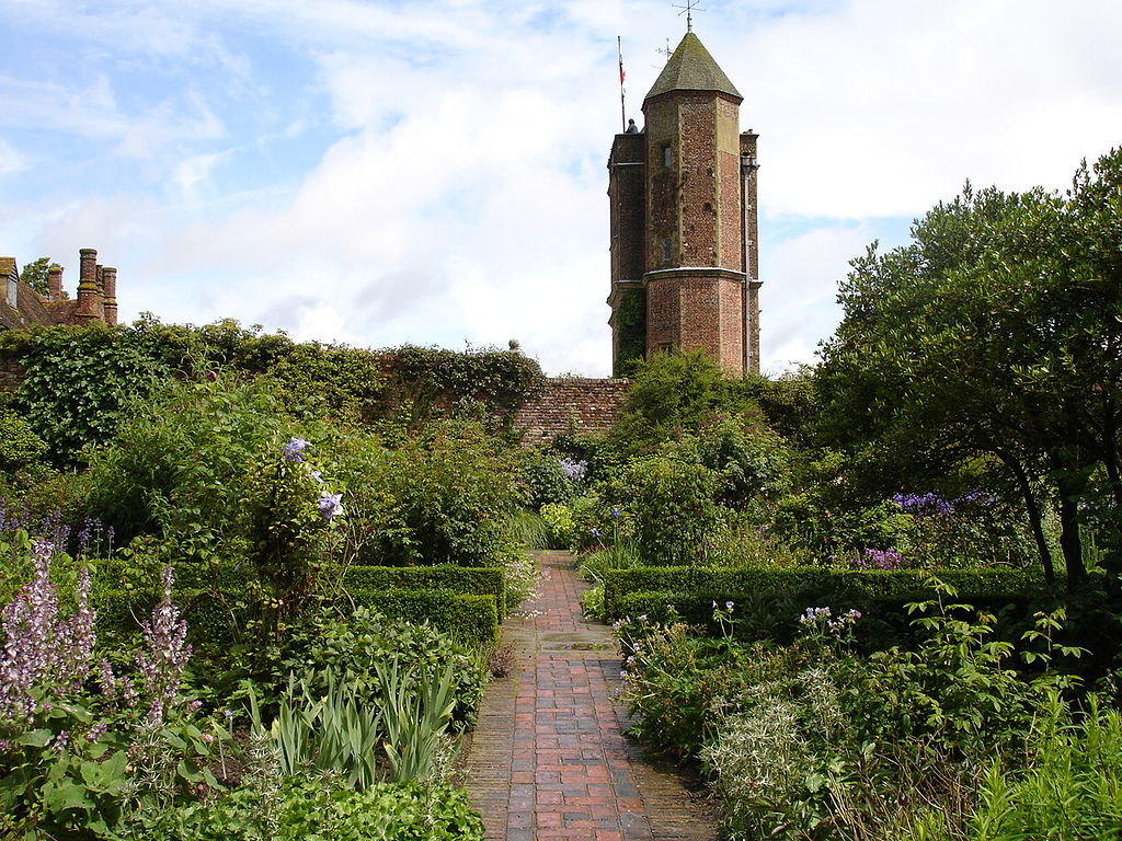 1024px-Sissinghurst1UME.jpg