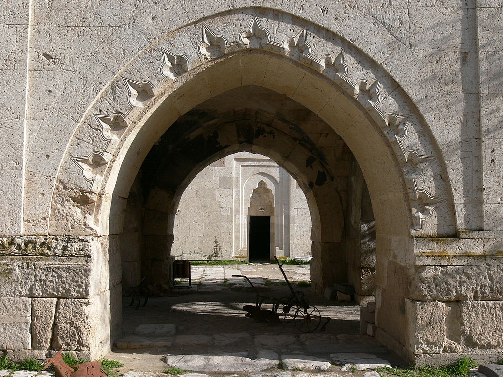 1024px-Sultanhani_-_Gebetshaus_3.jpg