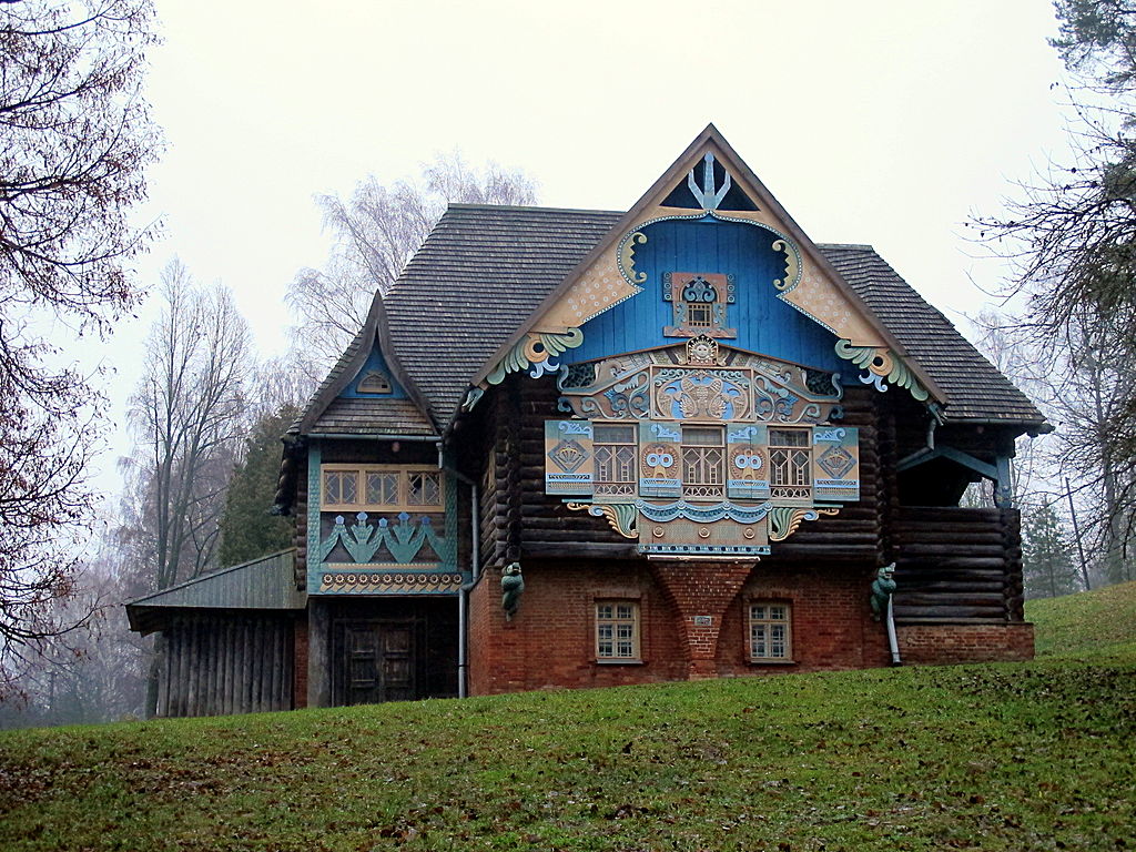 1024px-Teremok_(Talashkino;_2013-11-10)_02.jpg