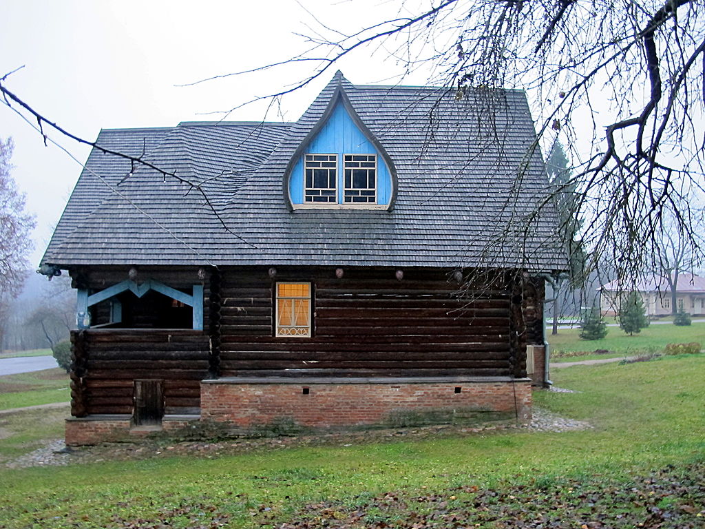 1024px-Teremok_(Talashkino;_2013-11-10)_07.jpg